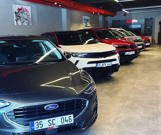 SZC FİLO showroom'unda sıra hâlinde duran, SZC plakalı filo araçları