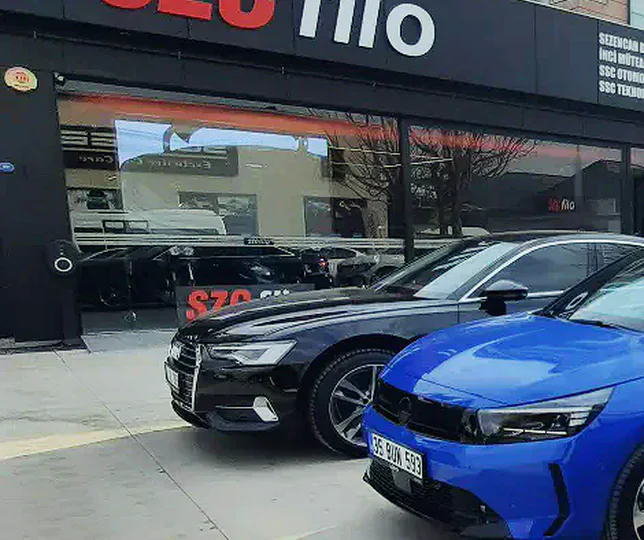 SZC FİLO Bornova showroom'unun dış cephesi ve önünde park hâlindeki araçlar